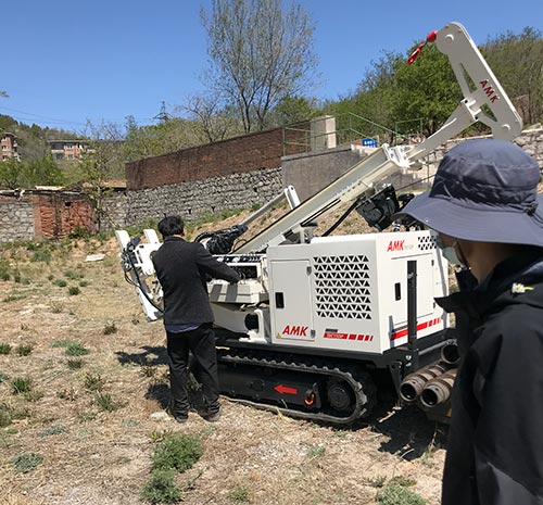 TEC液壓直推鉆機(jī)在場地中行進(jìn).jpg